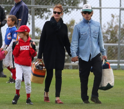 Julia Roberts: Χέρι- χέρι με τον άντρα της στον αγώνα baseball των γιων της 