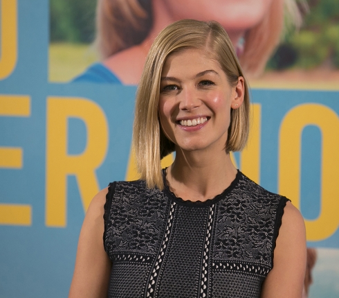 Rosamund Pike: Εντυπωσιακή 5 μήνες μετά τη γέννηση του παιδιού της