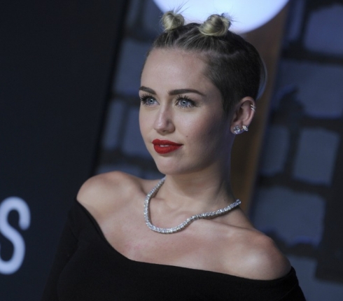Δύο κότσους αλά Miley Cyrus και πως να τα συνδυάσεις (video)