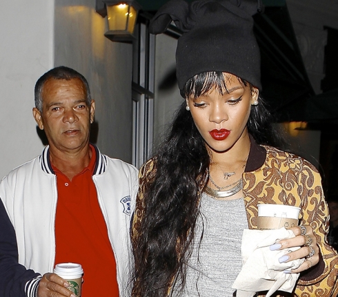 Ο πατέρας της Rihanna μέθυσε και τον πέταξαν έξω από το γκαλά της 