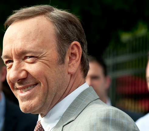 Έχεις ακούσει τον Kevin Spacey να τραγουδάει;