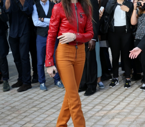 H Charlotte Gainsbourg μας δείχνει πώς μπορείς να χαλάσεις το πιο τέλειο σύνολο με το λάθος παπούτσι - Κεντρική Εικόνα