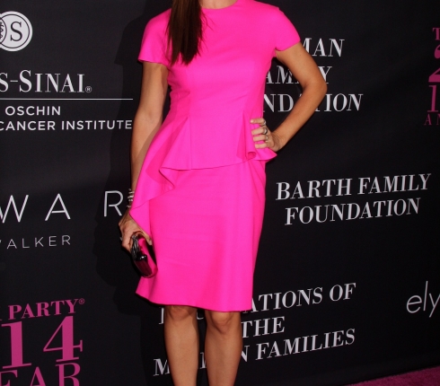 Γιατί το έκανες αυτό; H Jennifer Garner φωσφορίζει με το ροζ neon φόρεμά της