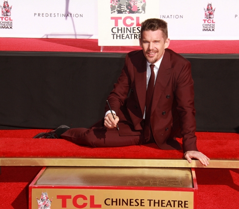 Ο Ethan Hawke αφήνει το αποτύπωμά του στο Χόλυγουντ