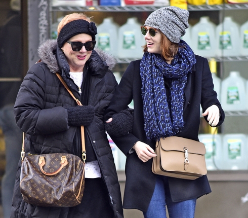 Έχει κέφια η Emma Stone! Κάνει βόλτες αγκαζέ με τη μαμά της αφού έμαθε ότι είναι υποψήφια για Όσκαρ