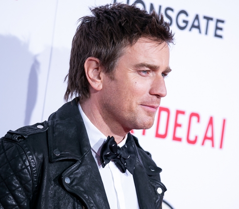 Σ’ αρέσει; Ο Ewan McGregor με παπιγιόν και δερμάτινο 