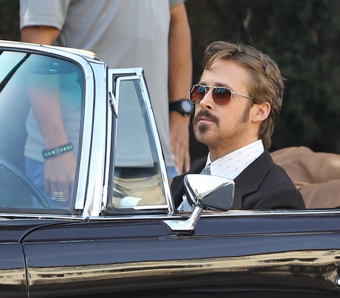 Πού πάει με το vintage αυτοκίνητο ο Ryan Gosling;