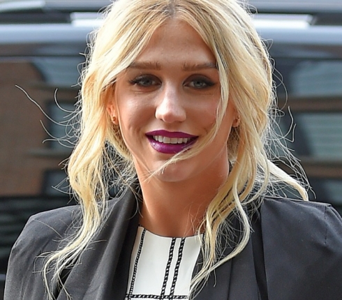 Η Kesha με μωβ κραγιόν που πρέπει να δοκιμάσεις