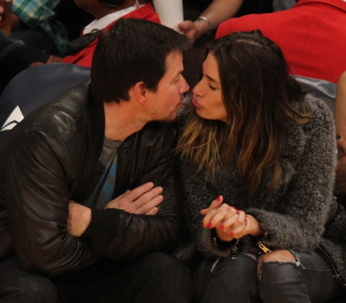 Mark Wahlberg- Rhea Durham: Φιλιά και αγάπες στο γήπεδο 