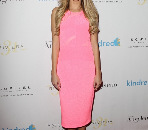 Think pink στις βραδινές σου εμφανίσεις όπως η Sarah Hyland 