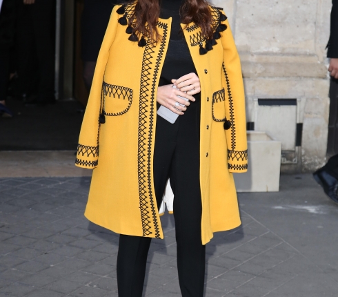 Η Miroslava Duma και το κίτρινο παλτό της