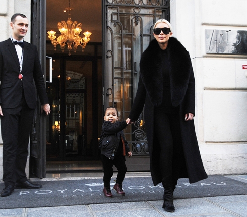 Kim Kardashian: Χέρι-χέρι με την κόρη της φεύγει από το παριζιάνικο ξενοδοχείο