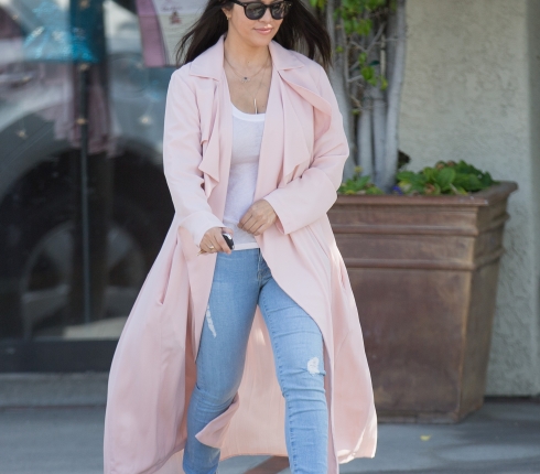 Ανανέωσε το look σου με μία ροζ καπαρντίνα όπως η Kourtney Kardashian
