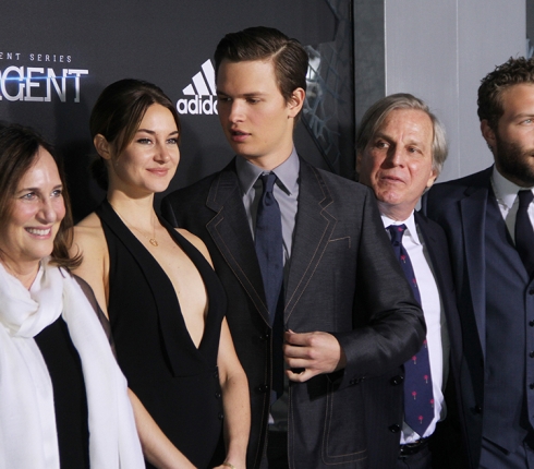 Στην πρεμιέρα του Insurgent: O Ansel Elgort δεν παίρνει τα μάτια του από την Shailene Woodley 