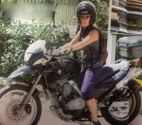 Δανάη Στράτου: Η γυναίκα του Γιάνη Βαρουφάκη είναι easy rider