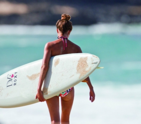 Θες να γίνεις surf girl; Δες τι items θα χρειαστείς για να το πετύχεις