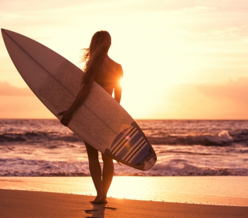 Όταν μια surfer και μια γραφίστρια στέλνουν ένα αισιόδοξο μήνυμα κατά του καρκίνου