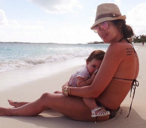 H Τamara Ecclestone θηλάζει στα πιο ειδυλλιακά μέρη