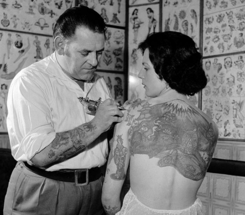Retro Tattoo: Σπάνιες φωτογραφίες γυναικών με τατουάζ του περασμένου αιώνα
