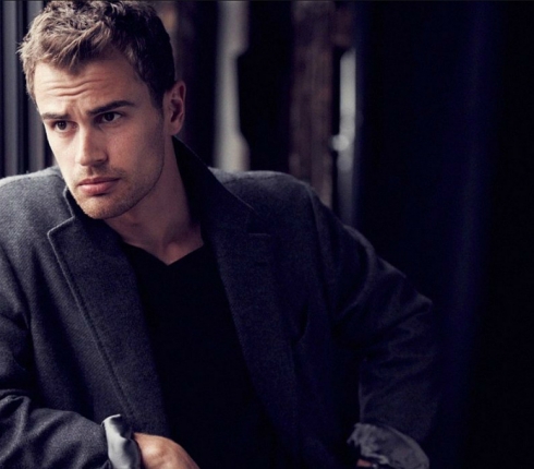 Theo James: Ο sexy Έλληνας που έχει κατακτήσει το Hollywood