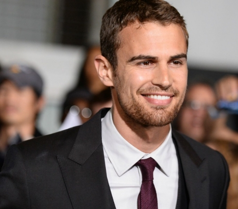 Όλες οι φορές που ο Theo James ήταν ο Θεός του Hollywood