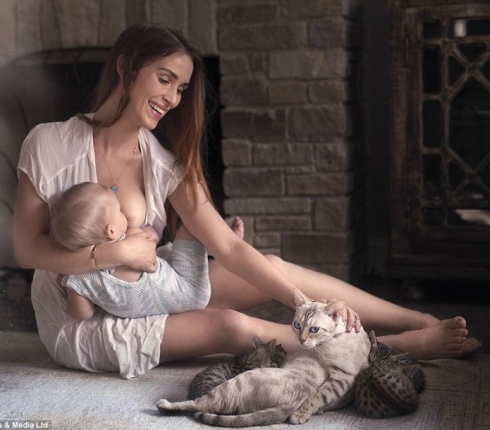Η Ivette Ivens φωτογραφίζει μοναδικές στιγμές γυναικών που θηλάζουν τα παιδιά τους
