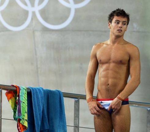 Tom Daley : Ο sexy Ολυμπιονίκης των καταδύσεων αρραβωνιάστηκε τον σύντροφό του