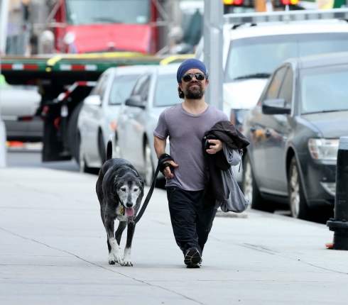 Peter Dinklage: Ο Tyrion κάνει βόλτες με το σκύλο του στη Νέα Υόρκη