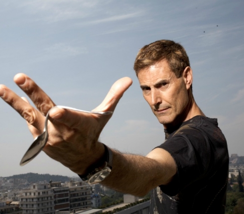 Uri Geller: Μπορώ να βοηθήσω την Ελλάδα με την ενέργειά μου 