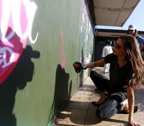 H Victoria Beckham κάνει graffiti για καλό σκοπό