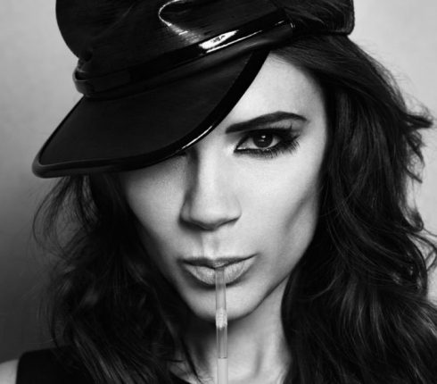 H Victoria Beckham με sneakers Adidas Stan Smith που θα φορέσουμε όλες!