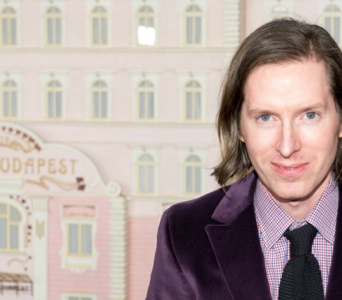 Wes Anderson: Όλες οι πληροφορίες για τον μεγάλο σκηνοθέτη σε ένα βίντεο