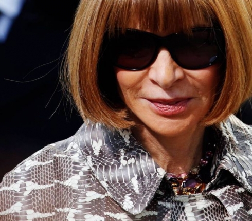 Anna Wintour: Η «σιδηρά κυρία» της Vogue μοιράζει τα πιο σικ χριστουγεννιάτικα δώρα