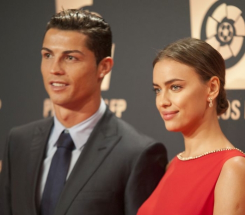 H sexy Irina Shayk στο πλευρό του Cristiano Ronaldo στο κόκκινο χαλί