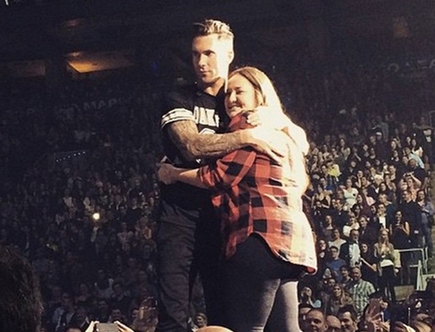 Adam Levine: Χτύπησε φαν με το μικρόφωνό του Adam Levine: Χτύπησε φαν με το μικρόφωνό του
