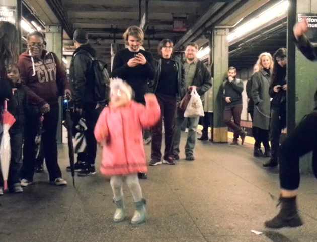 Το κοριτσάκι που σκόρπισε τη χαρά στο μετρό της Νέας Υόρκης