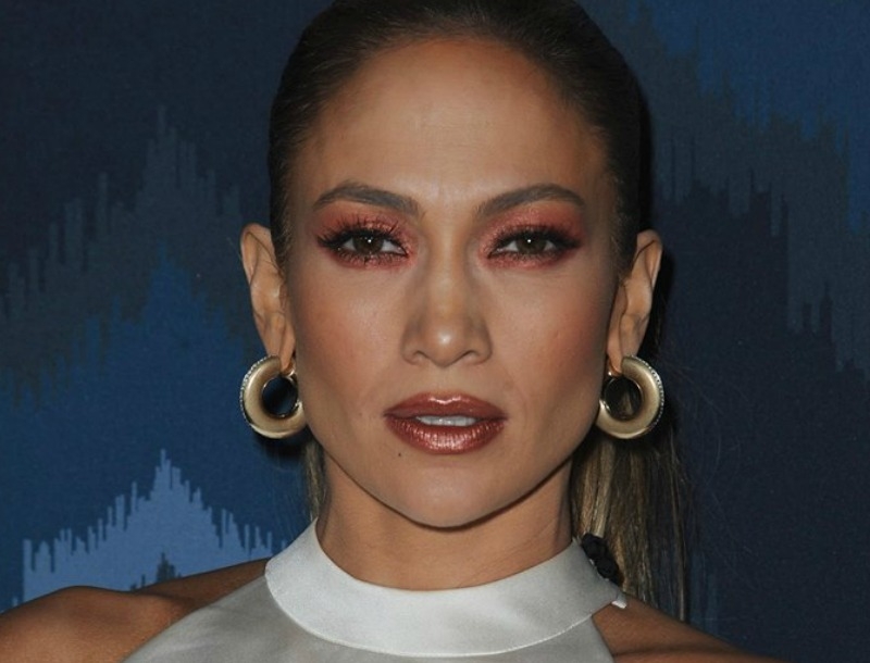 Ταίριαξε το μακιγιάζ με τα ρούχα σου όπως η Jennifer Lopez