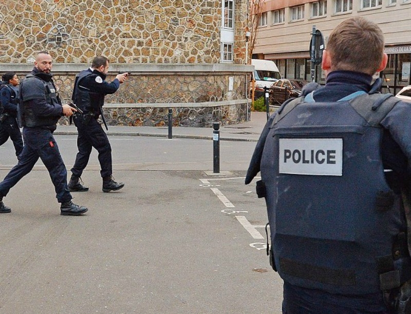 Παρίσι τώρα: Δυο νεκροί από την επιχείρηση της γαλλικής αστυνομίας στο Σεν Ντενί 