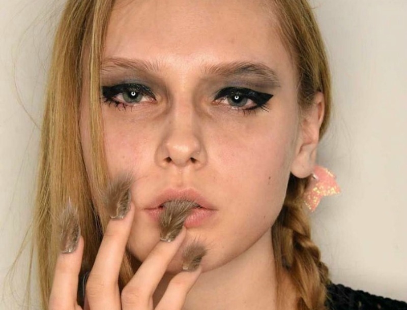 Hairy Nails: To νέο trend στα νύχια έχει... τρίχες! Hairy Nails: To νέο trend στα νύχια έχει... τρίχες!