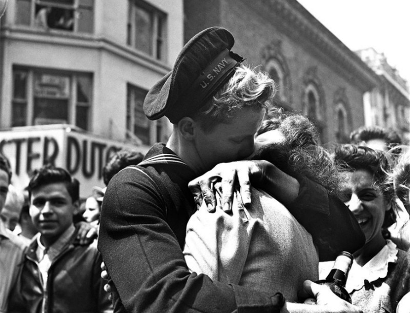 To viral της ημέρας: 18+1 φωτογραφίες αγάπης από τα χρόνια του πολέμου