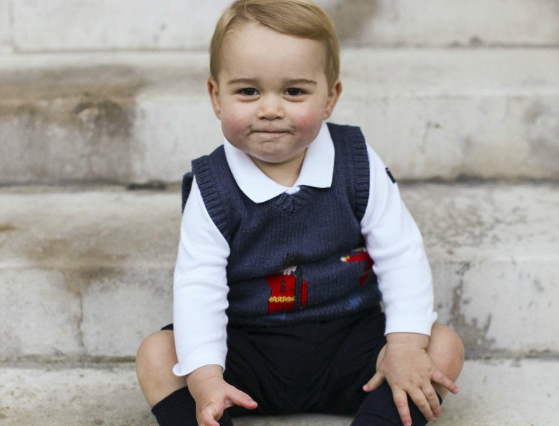 O μικρός prince George είναι απλά αξιολάτρευτος στο νέο Χριστουγεννιάτικο πορτραίτο του!