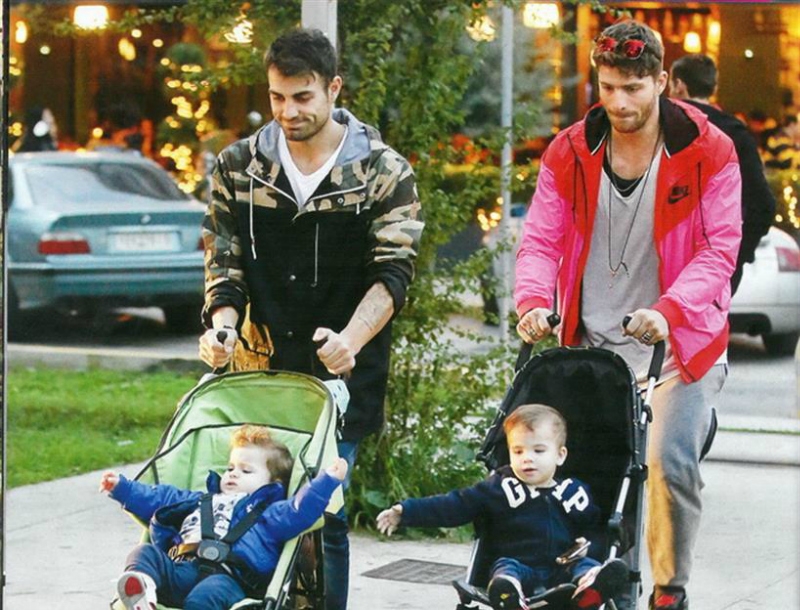 Mανίκας- Χανταμπάκης: Δύο sexy μπαμπάδες πάνε βόλτα τους γιους τους!