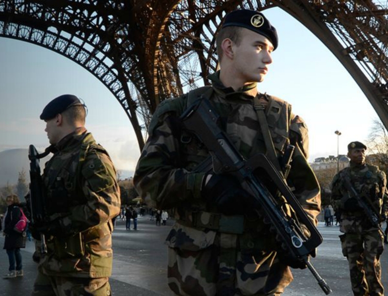 Γαλλία: 10.000 στρατιωτικοί και ένοπλες δυνάμεις στους δρόμους