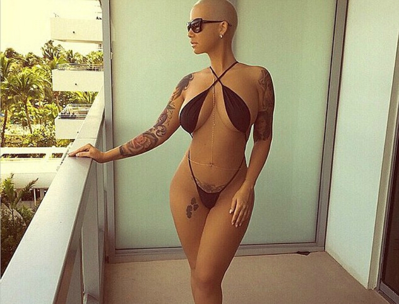 Η Amber Rose προκαλεί ξανά! Ποζάρει σχεδόν... γυμνή στο μπαλκόνι της