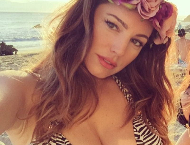 Η ζουμερή Kelly Brook στην παραλία με τέλειο μπικίνι!