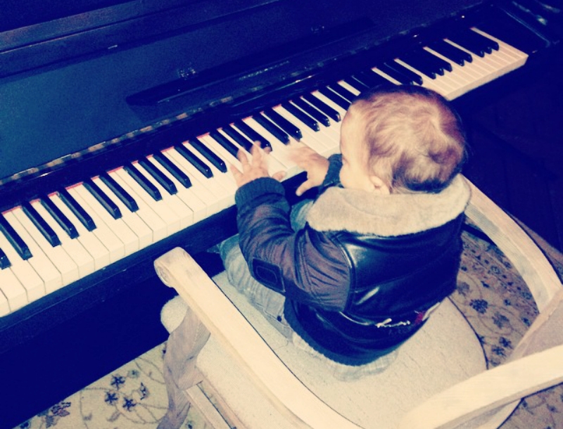 Μεγάλο ταλέντο! Ο γιος της Νάταλι Θάνου είναι 2 ετών και παίζει πιάνο