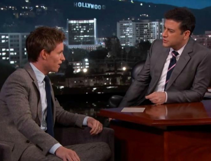 O Eddie Redmayne αποκαλύπτει: "H Jennifer Aniston θα έπρεπε να με χαστουκίσει για αυτό!"