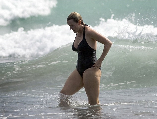 Επιτέλους μία σταρ πραγματικών διαστάσεων! Η Kate Winslet με μαγιό στην παραλία