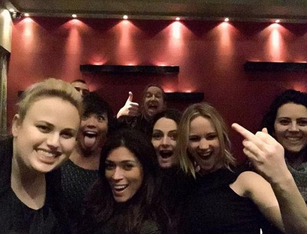 Ντροπή! Η Jennifer Lawrence κάνει χειρονομία που δεν ταιριάζει σε κυρία Ντροπή! Η Jennifer Lawrence κάνει χειρονομία που δεν ταιριάζει σε κυρία