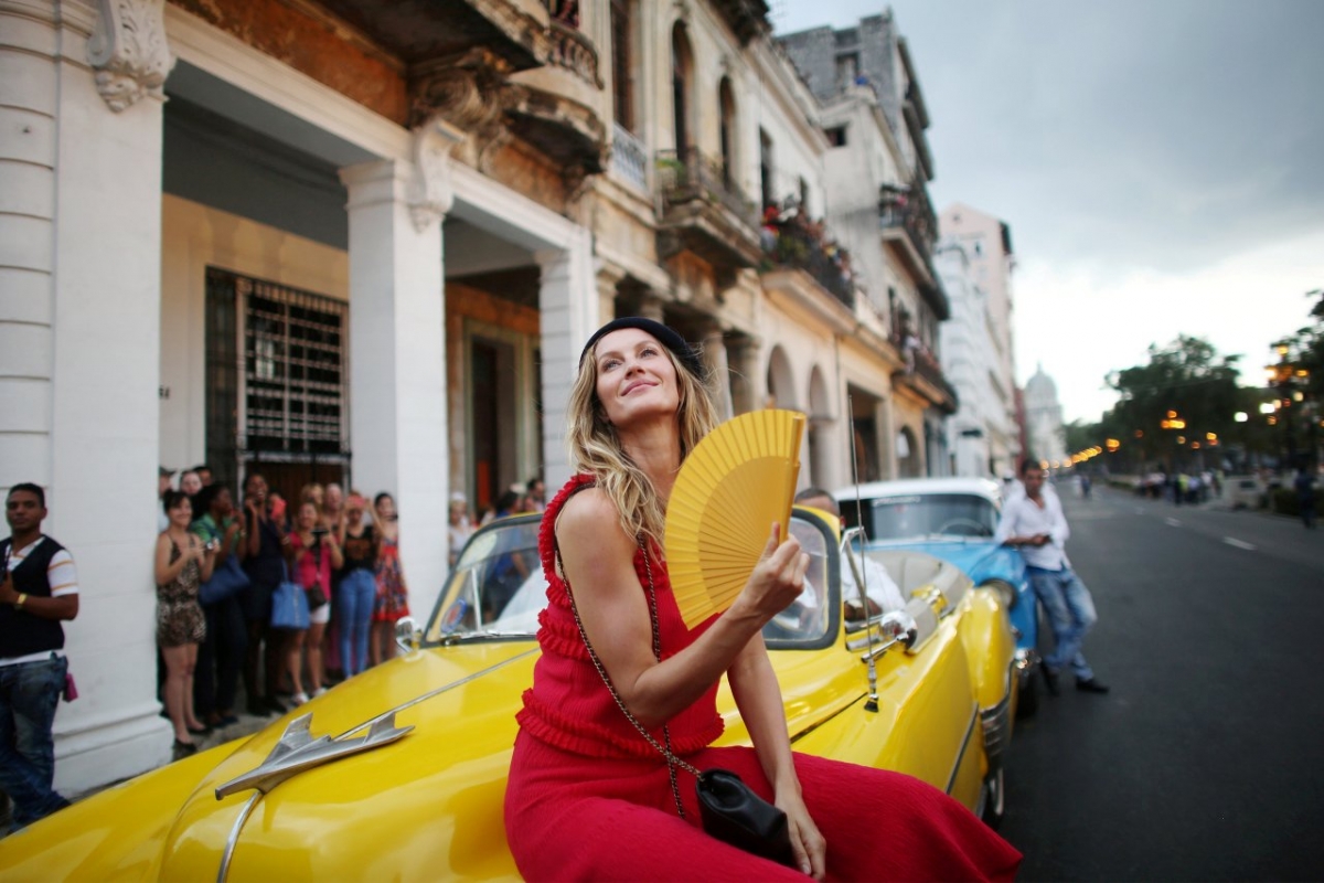 Η Chanel κάνει την πρώτη επίδειξη μόδας στην Κούβα μετά το 1959!